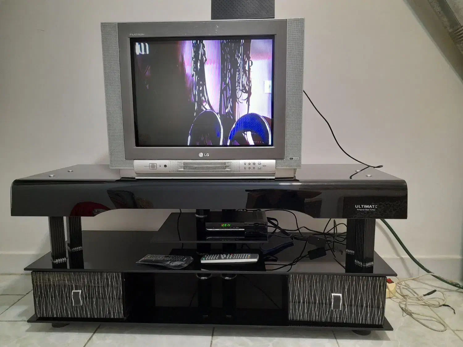 تلوزیون و میزتلوزیون در حد نو|تلویزیون و پروژکتور|رباطکریم, رباطکریم|دیوار