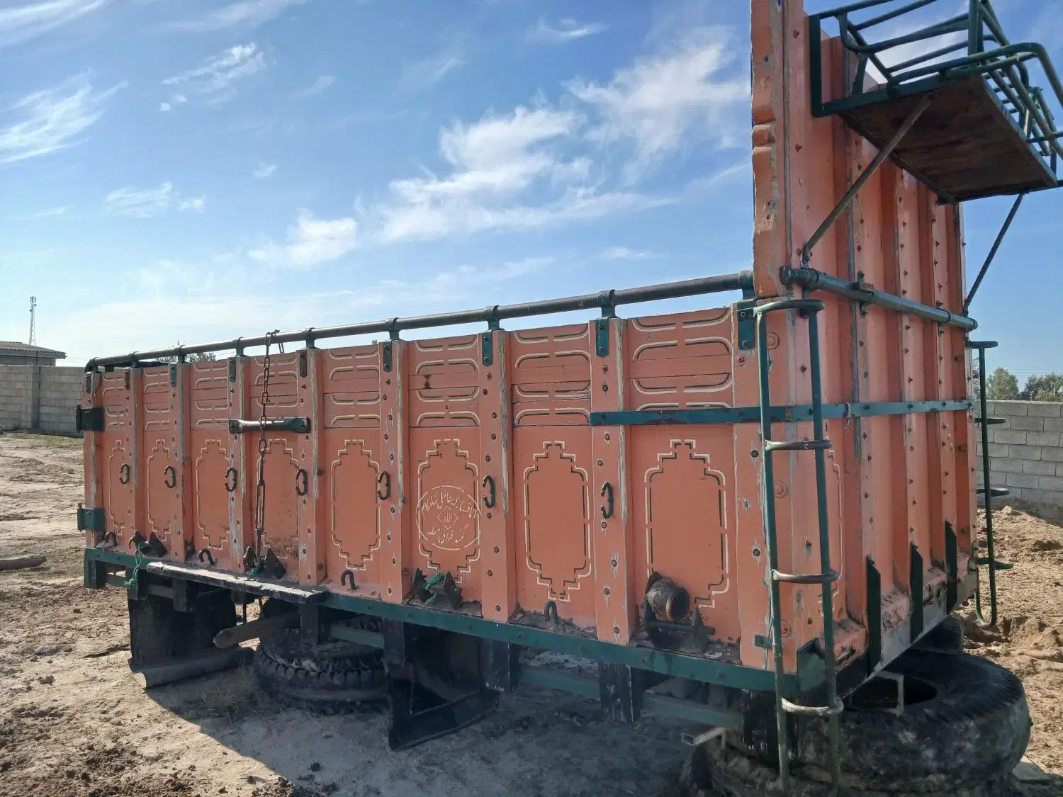 اتاق چوبی خاوری|خودرو سنگین|گنبد کاووس, |دیوار