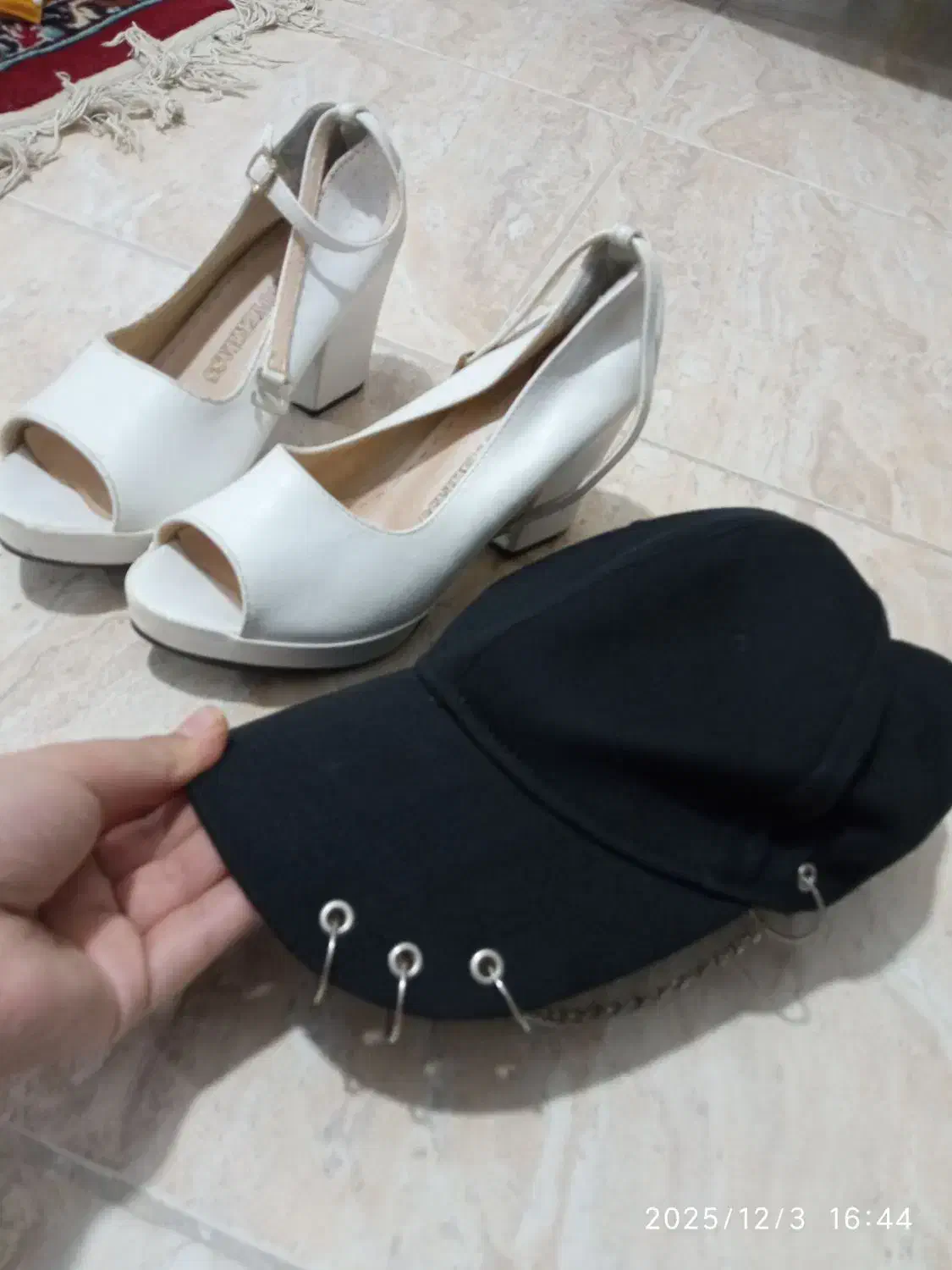 تعدادی لباس و کاپشن و کلاه|لباس|گرگان, |دیوار