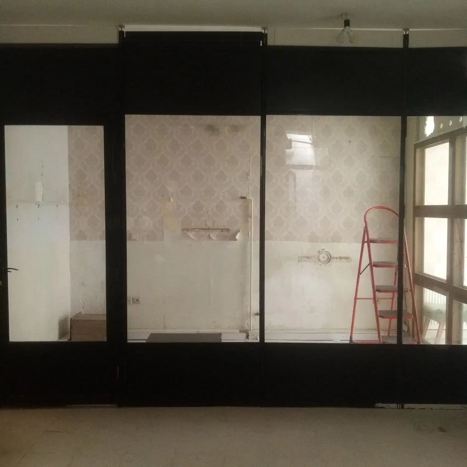 دوعدد پارتیشن یکی شیشه و دیگری چوب شیشه|دفتر کار|تهران, حکیمیه|دیوار