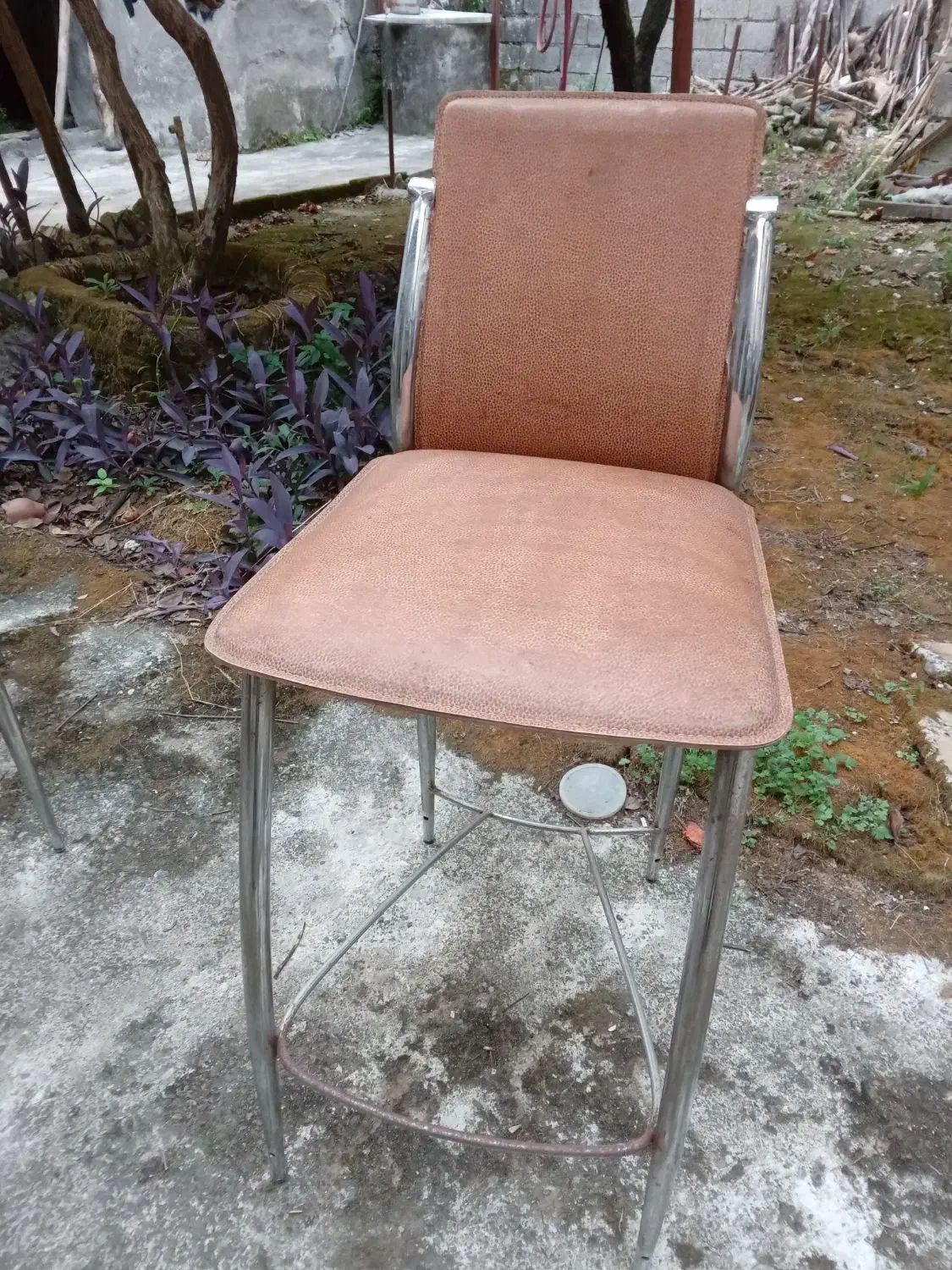 صندلی بلند دو عدد  صندلی  فرفوژه 1 عدد موجود  است.|صندلی و نیمکت|لاهیجان, شهید آوینی|دیوار