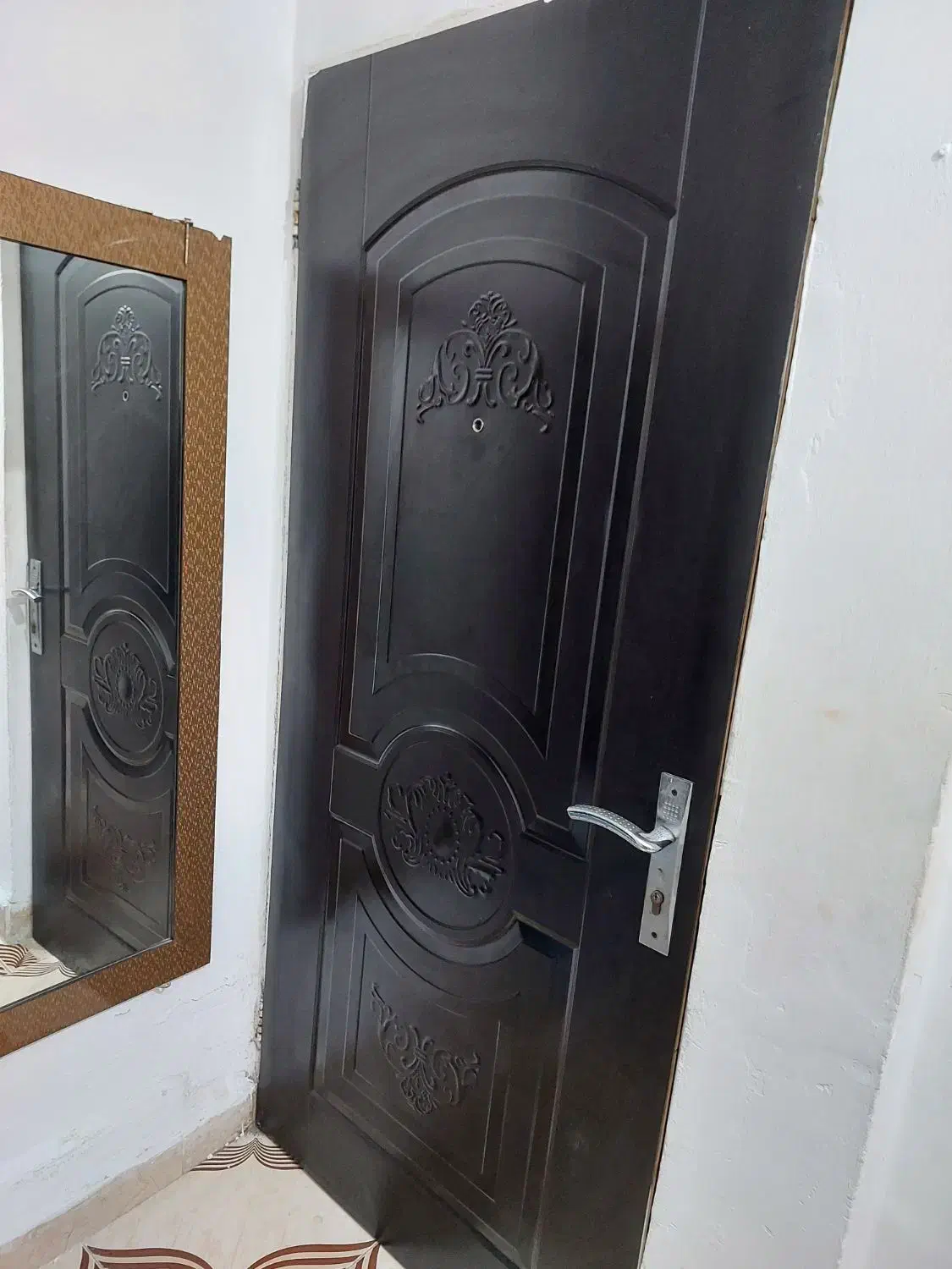 یه عدرب ورودی آپارتمان چوب نراد|مصالح و تجهیزات ساختمان|رشت, شالکو|دیوار