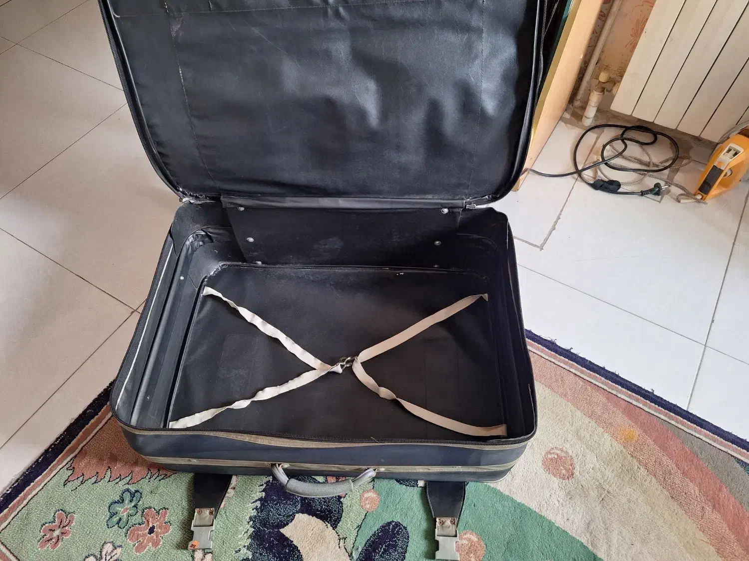 چمدان مسافرتی|کیف، کفش، کمربند|رشت, کاکتوس|دیوار