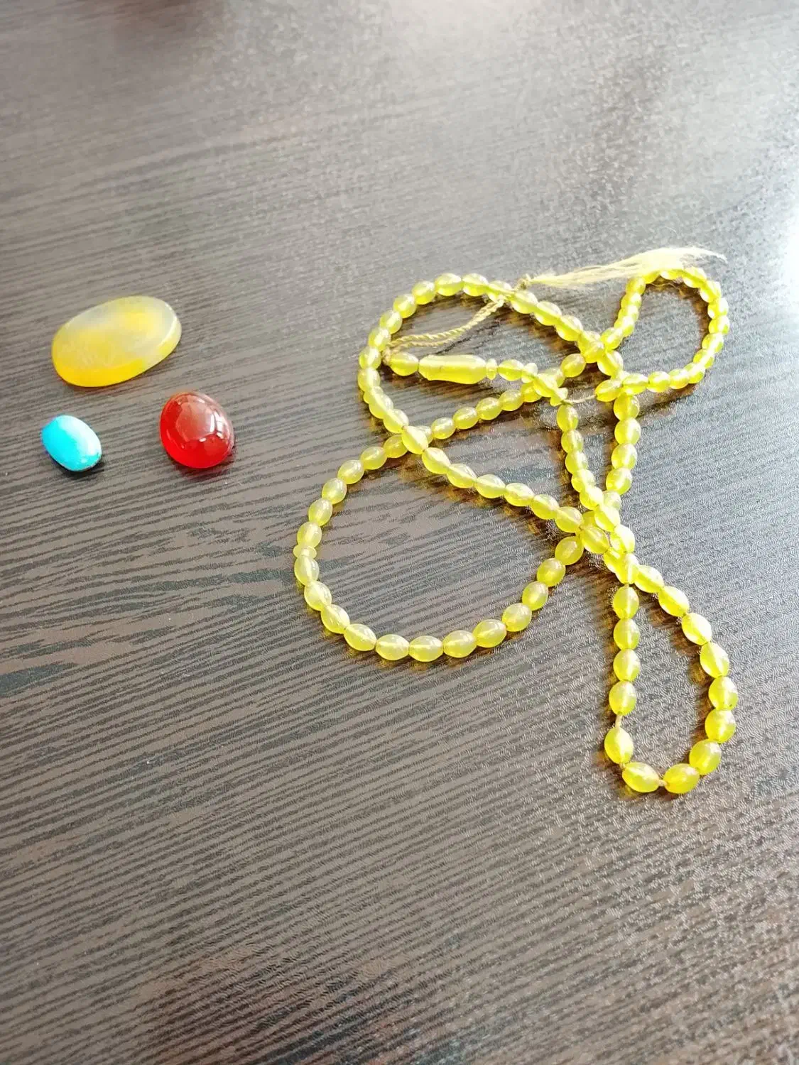 سه تکه سنگ و یک تسبیح|جواهرات|گرگان, |دیوار