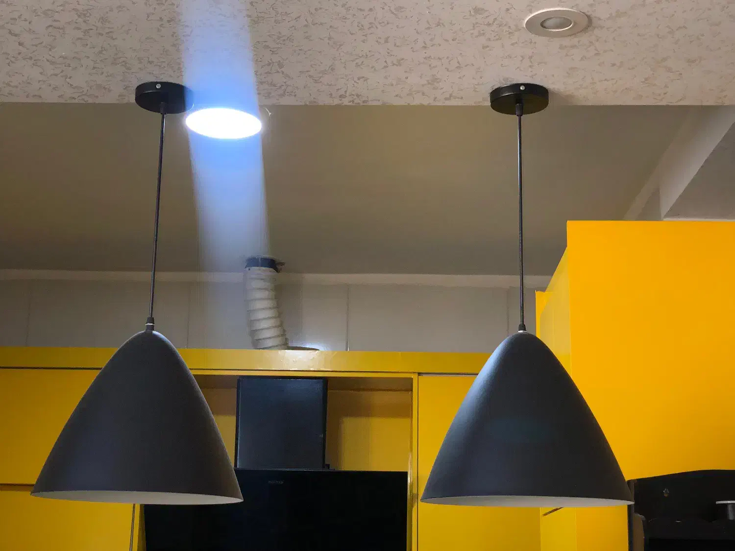 لوستر|لوستر و چراغ آویز|شاهین‌شهر, شهرک هشت بهشت|دیوار