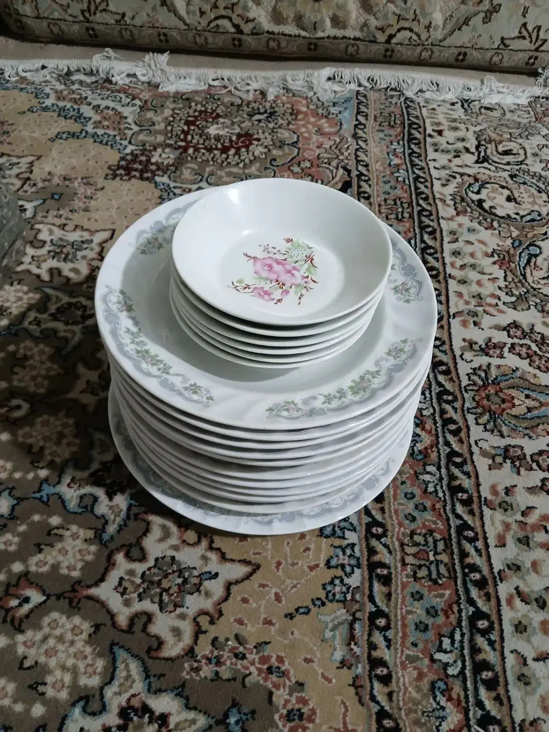 این چینی ها و ظروف شیشه ای و استکانها روهم|ظروف سرو و پذیرایی|خرم‌آباد, |دیوار