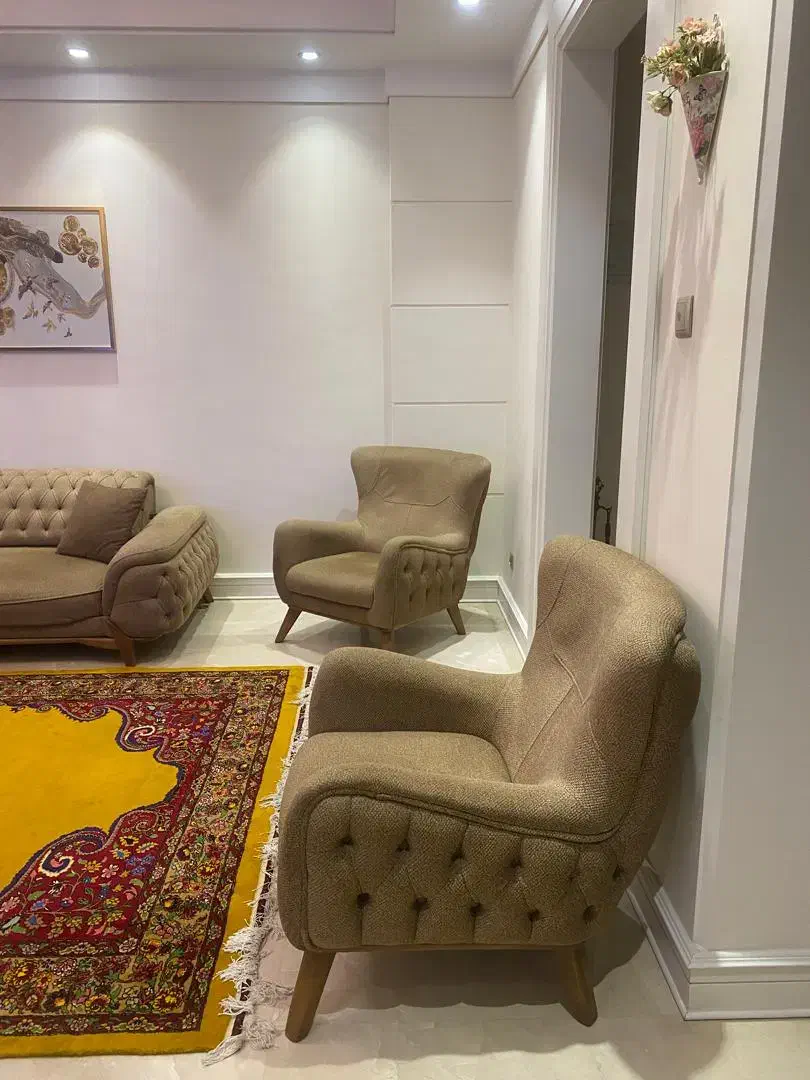 مبل چستر کرم رنگ|مبلمان خانگی و میز عسلی|تهران, حکمت|دیوار