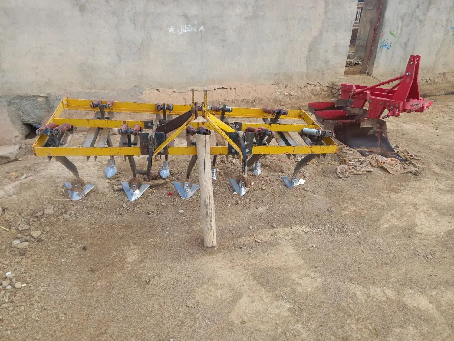 پنجه غازی در حد|ماشین‌آلات صنعتی|کوهدشت, |دیوار