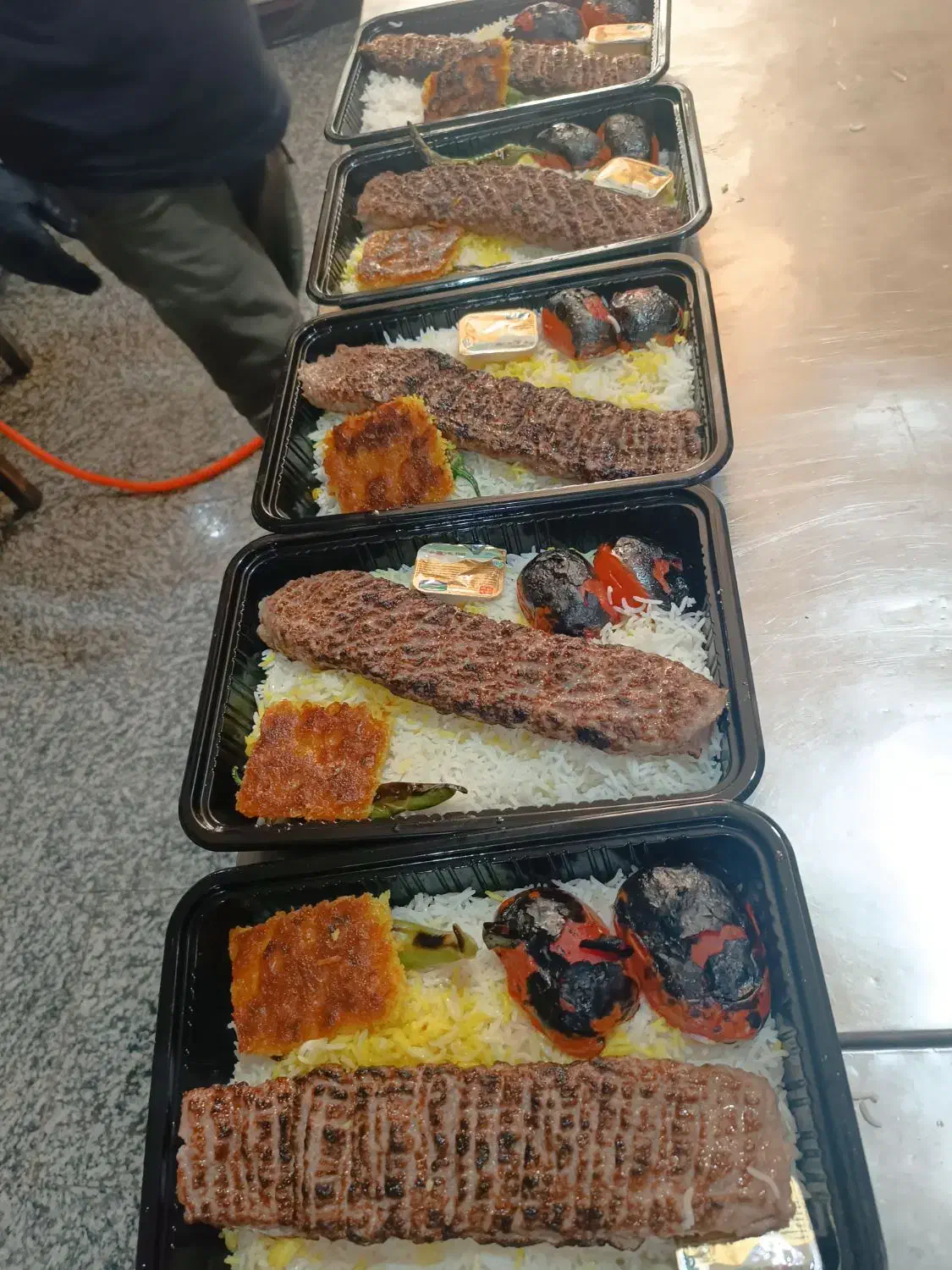 یک نفرماهر یا نیمه ماهربرای کار در غذای آماده|استخدام خدمات فروشگاه و رستوران|ارومیه, |دیوار