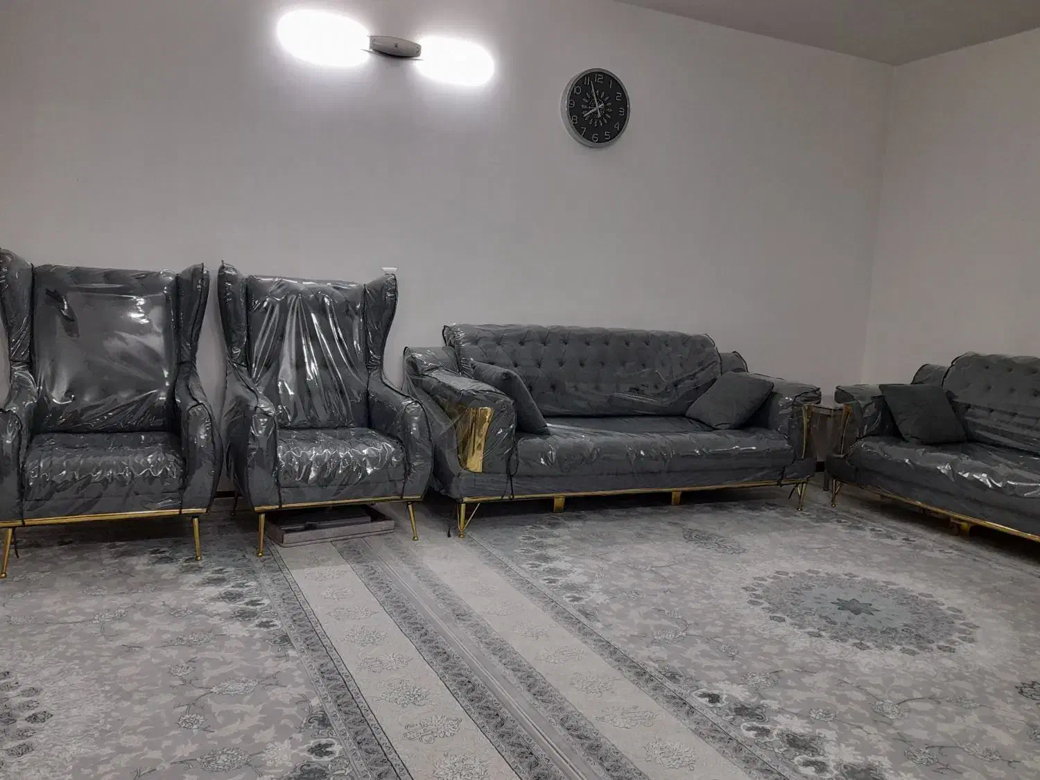 مبل تمیز ۶ ماه خریدم ۳۰ میلیون|مبلمان خانگی و میز عسلی|فولادشهر, C3|دیوار