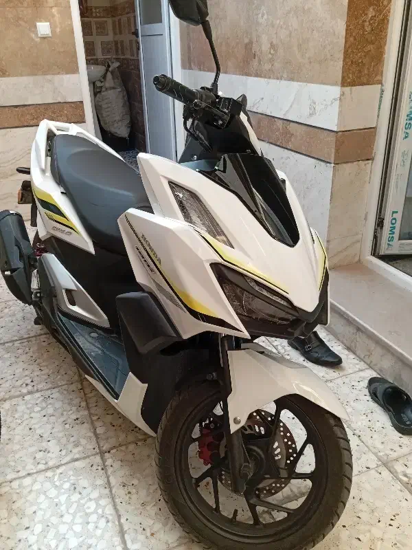موتورسیکلت هوندا تمیز سالم رنگ سفید|موتورسیکلت|برخوار, |دیوار