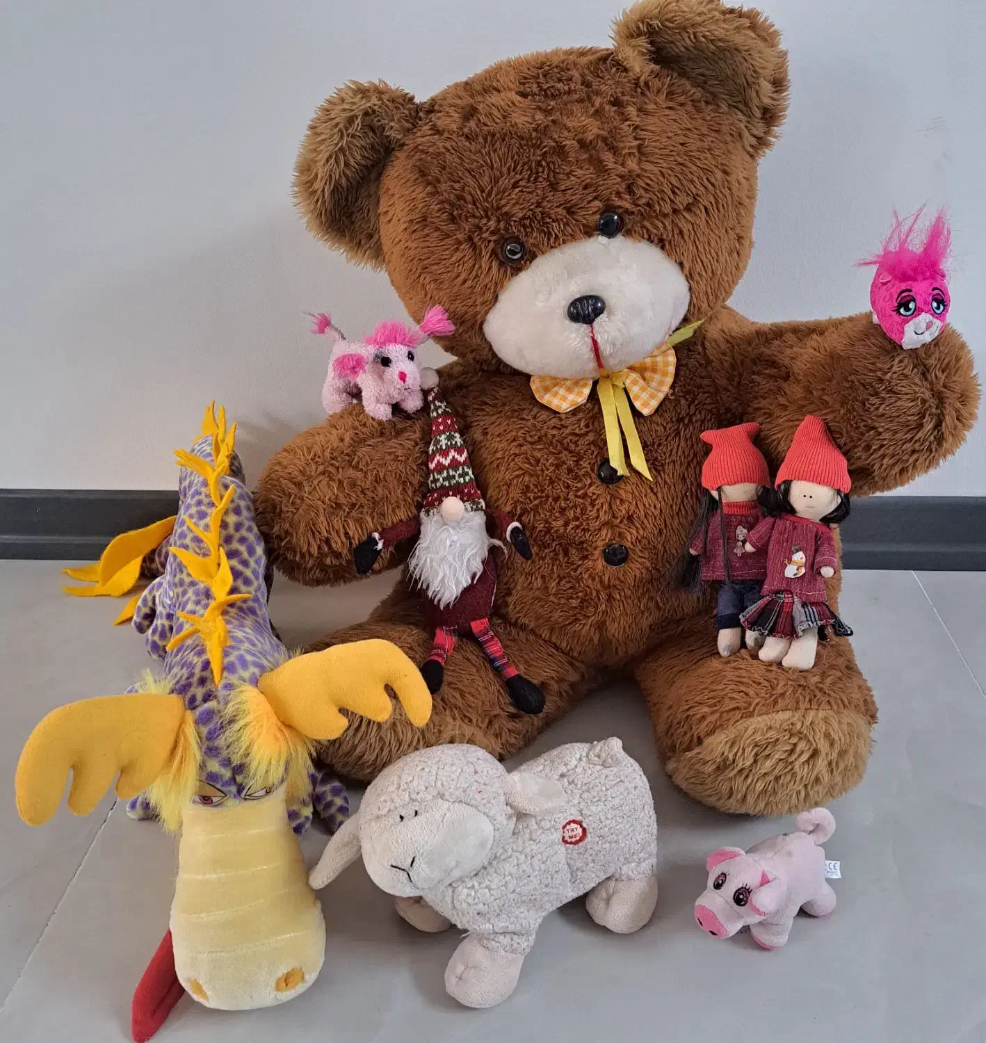 تعدادی عروسک کوچک و بزرگ|اسباب‌بازی بچه|کرمان, |دیوار