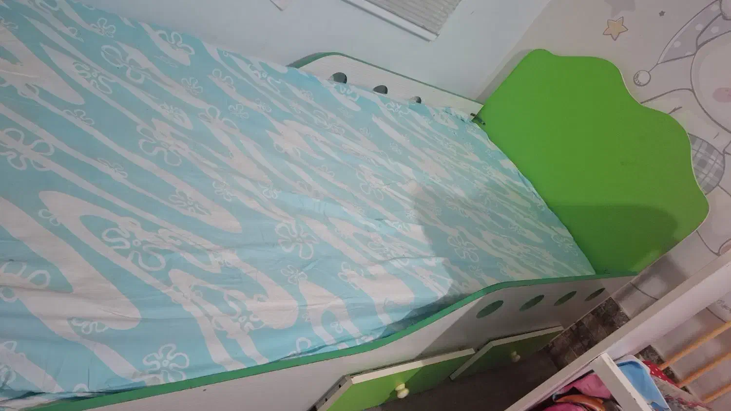 تخت نوجوان|تخت و سرویس خواب|نور, |دیوار