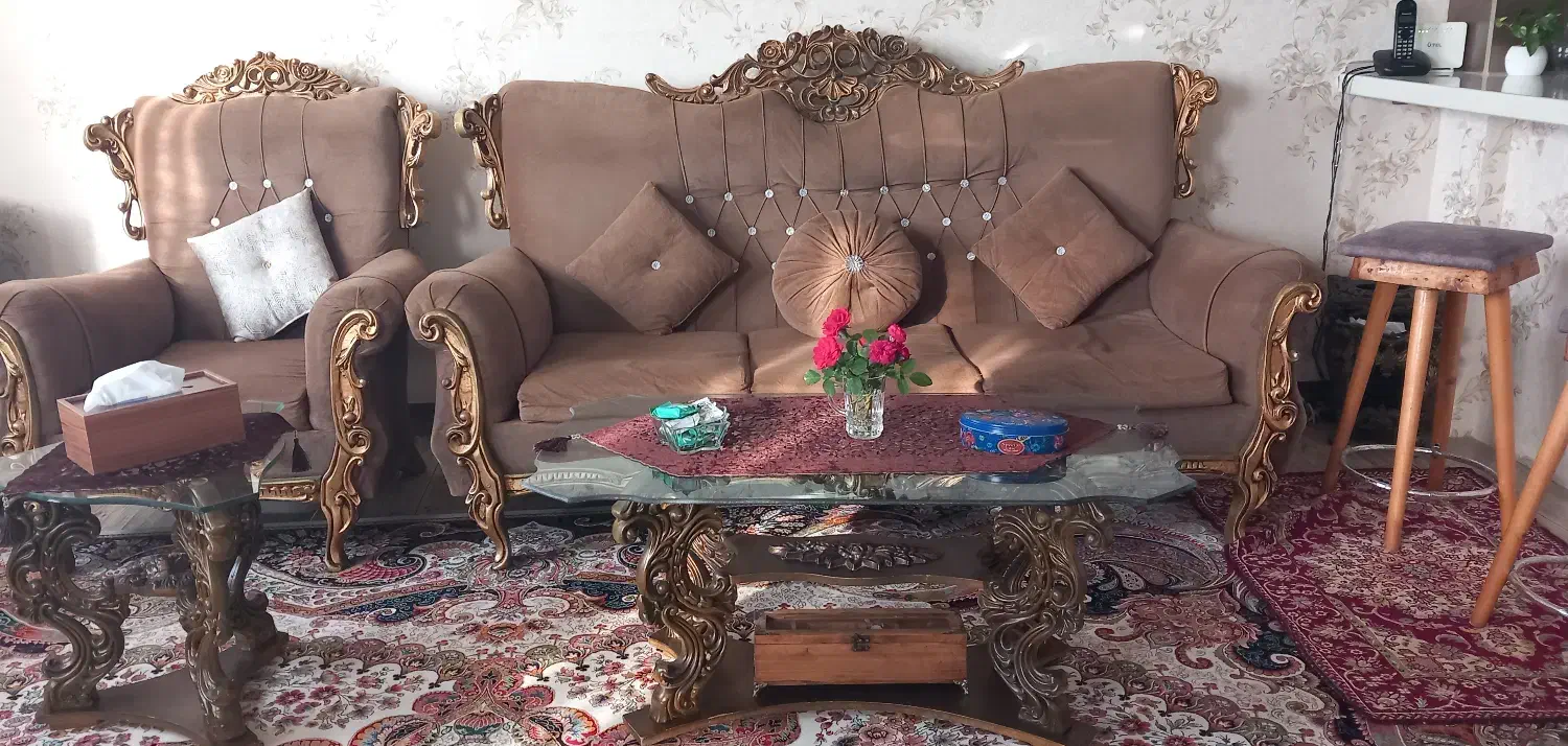 مبل ۹ نفره سلطنتی کم جا به همراه ۳ عدد میز عسلی|مبلمان خانگی و میز عسلی|رشت, عینک|دیوار