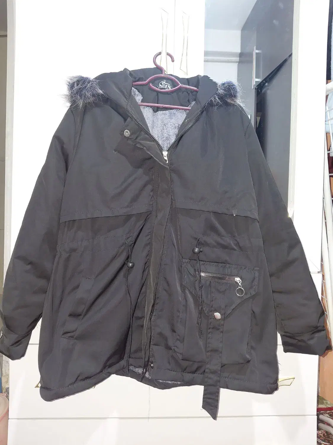 کاپشن|لباس|صومعهسرا, |دیوار