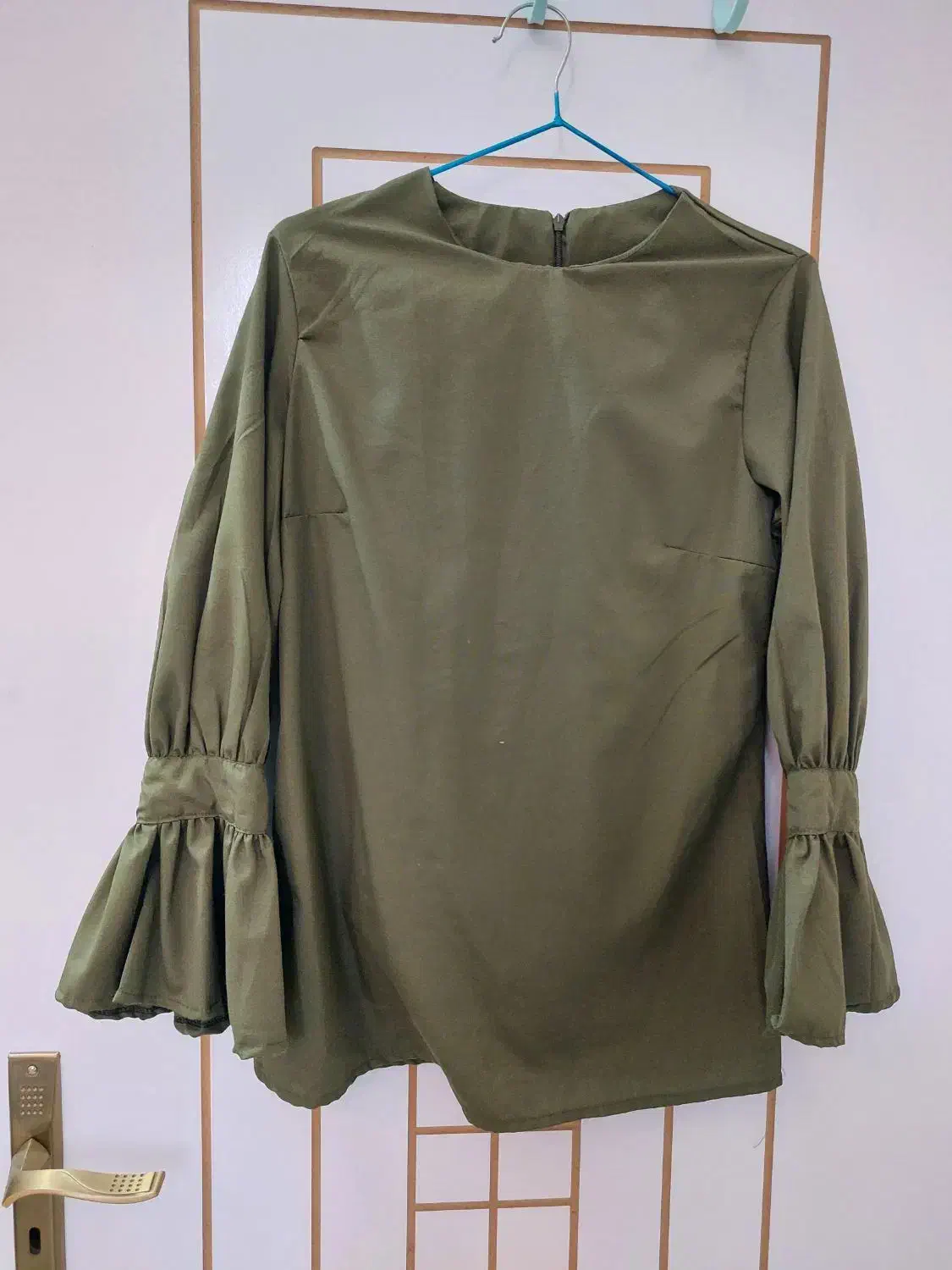 لباس|لباس|مشهد, هدایت|دیوار