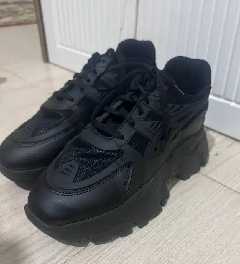 کتونی لژ دار مشکی دخترونه|کفش و لباس بچه|قزوین, |دیوار