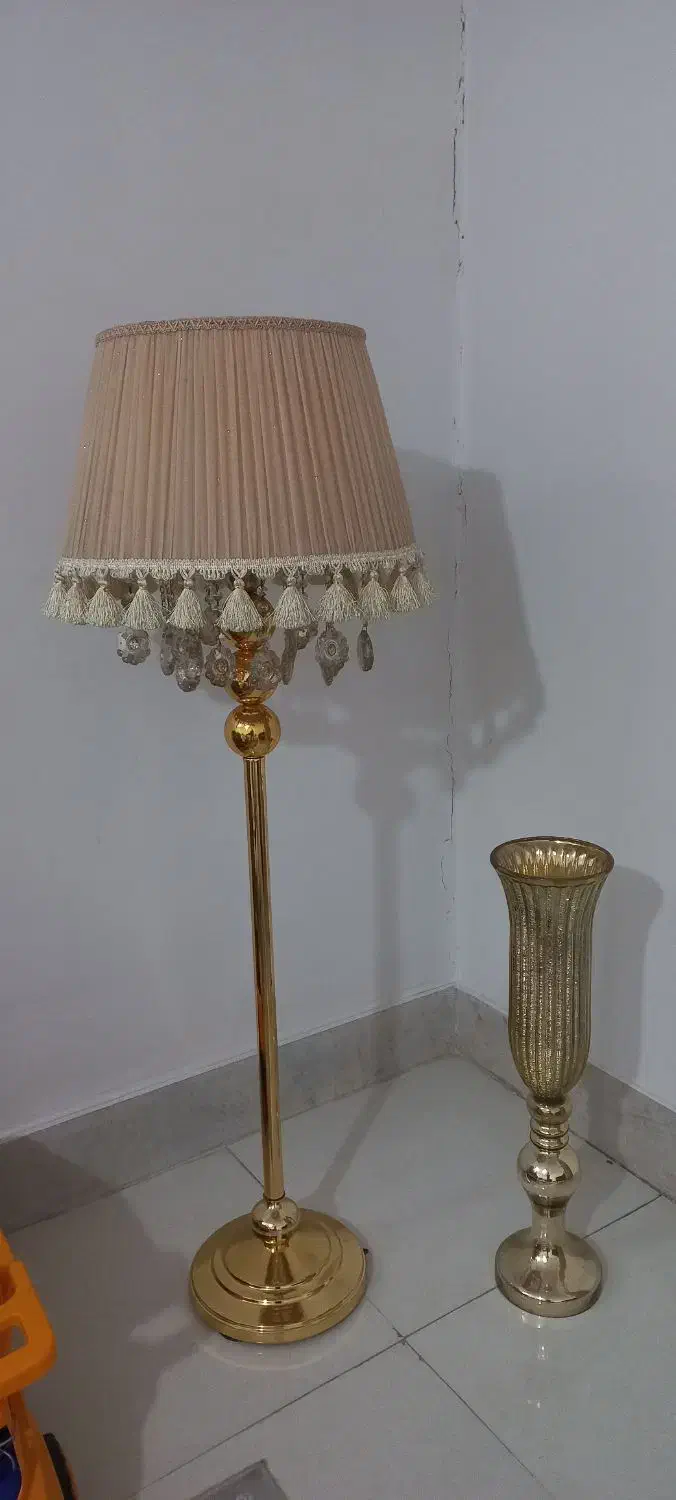 آباژور کنارسالنی و گلدان.|چراغ خواب و آباژور|ورامین, ورامین|دیوار