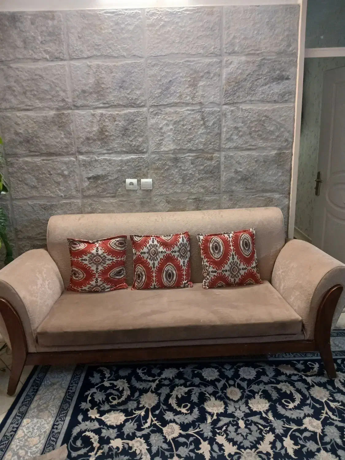 مبل سه نفره چوب گردو پارچه ترک|مبلمان خانگی و میز عسلی|تهران, تهرانپارس شرقی|دیوار