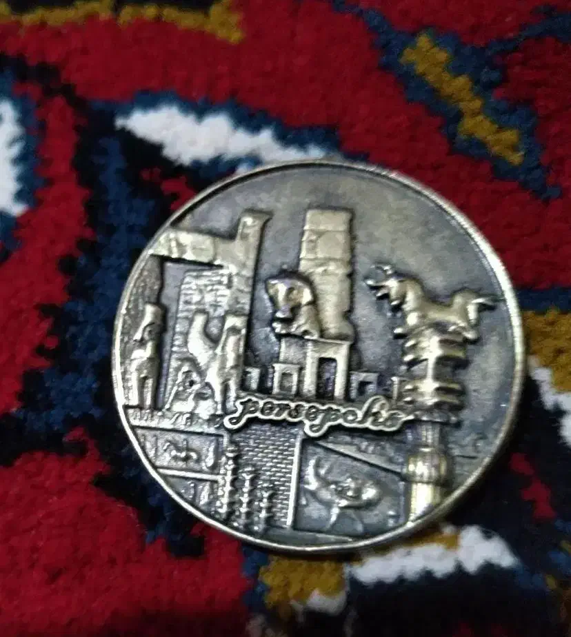 مدال فروهر پهلوی ونشانه پرسپولیس|جواهرات|تربتحیدریه, بهشت عسکری|دیوار