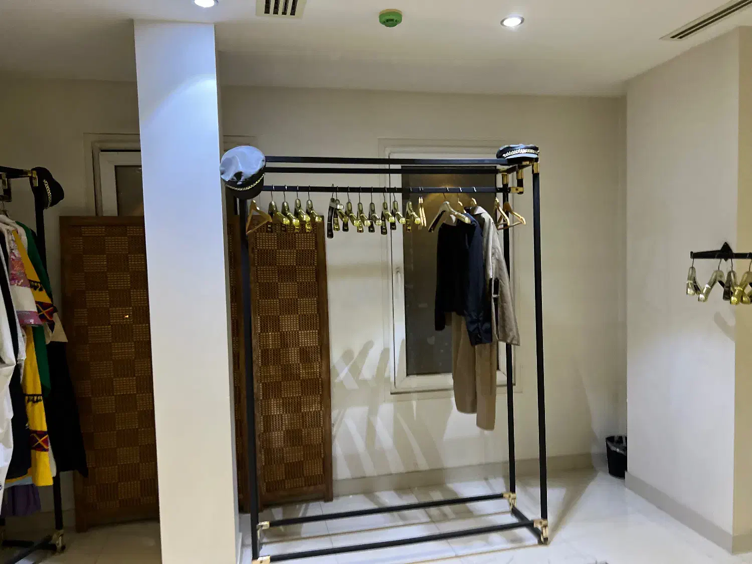 تعدادی رگال و چوب لباسی جهت مزون|فروشگاه و مغازه|تهران, دهقان|دیوار