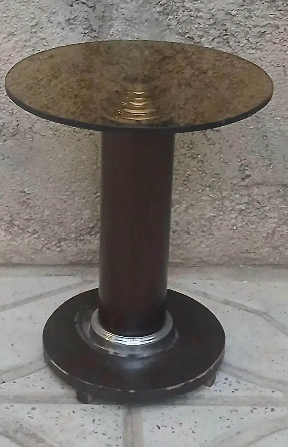 یک عدد میز عسلی و یک عدد میز شیشه ای|مبلمان خانگی و میز عسلی|آبیک, |دیوار