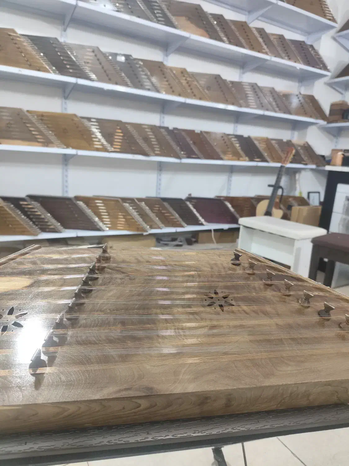 قلب سنتور استان فارس|سازهای سنتی|شیراز, وصال|دیوار