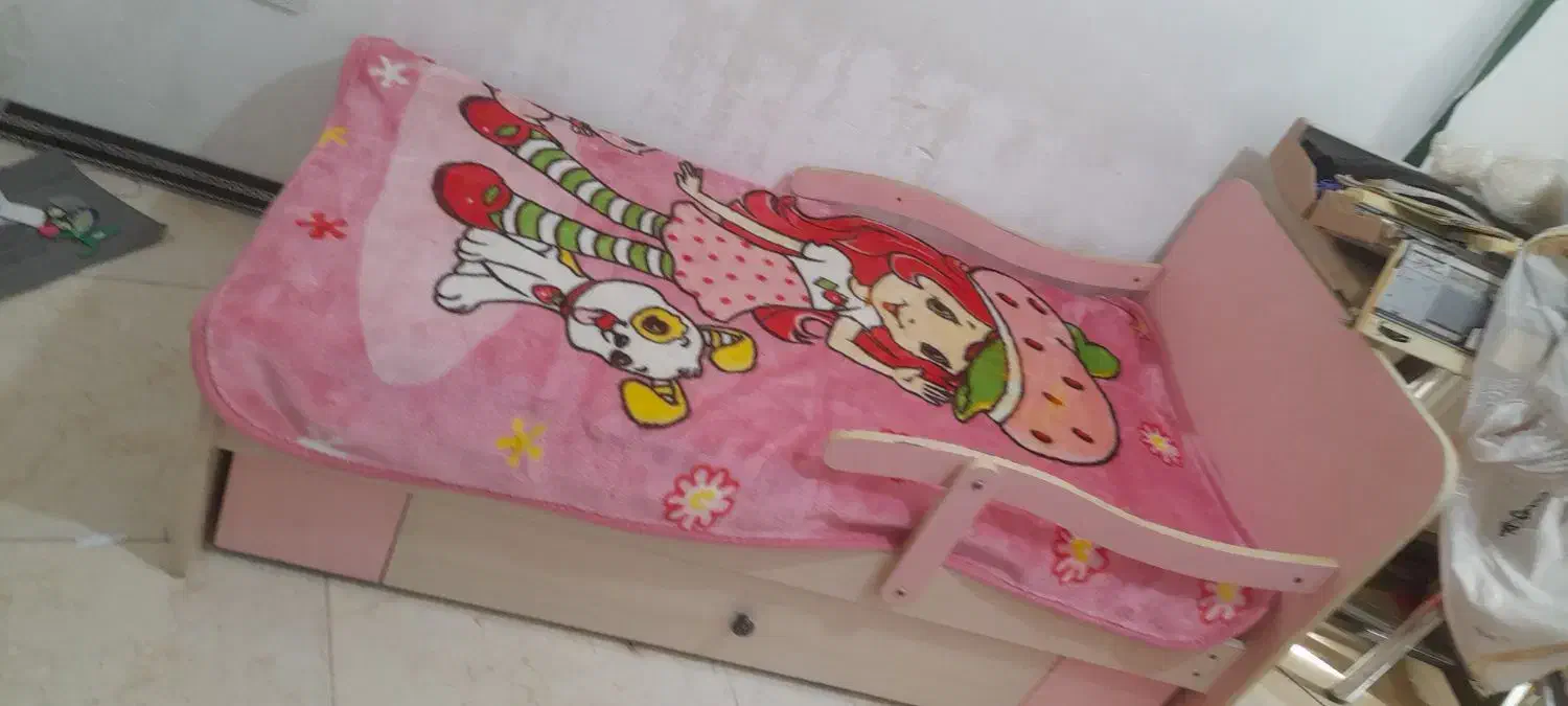 تخت خواب بچه گانه|تخت و صندلی بچه|قم, مسجد امام حسن|دیوار