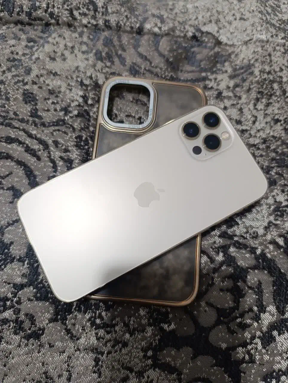 ایفون۱۲ پرو در حد اک|موبایل|قم, دروازه چوبی|دیوار