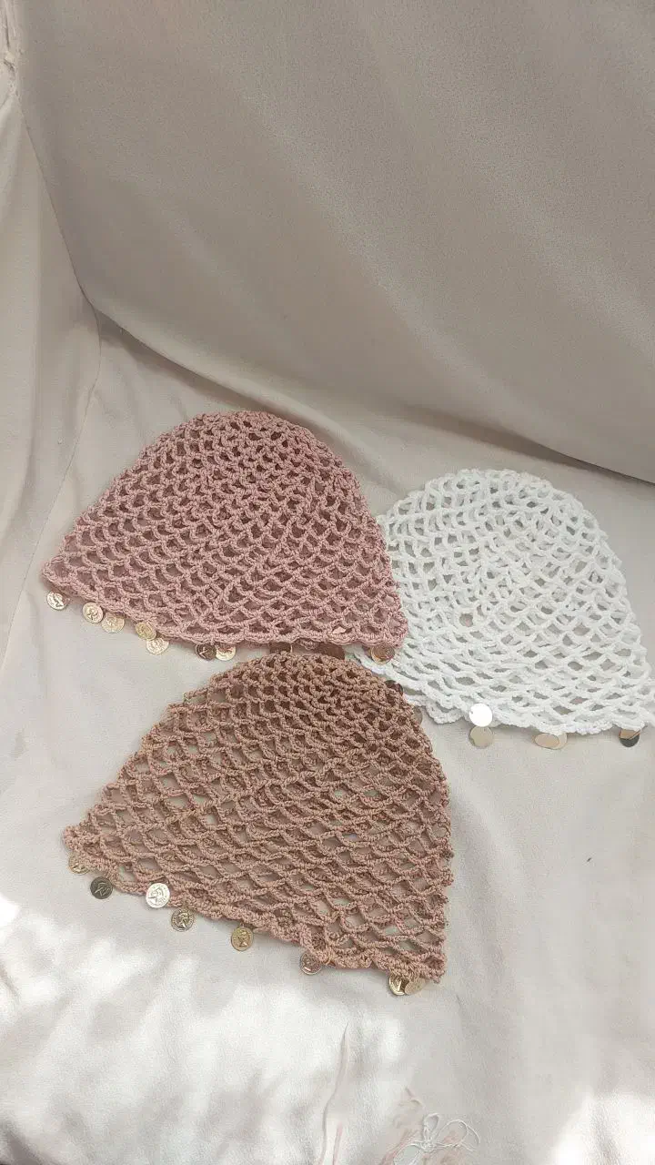 بافت و فروش کلاه توری در رنگهای متفاوت|لباس|ابریشم, |دیوار