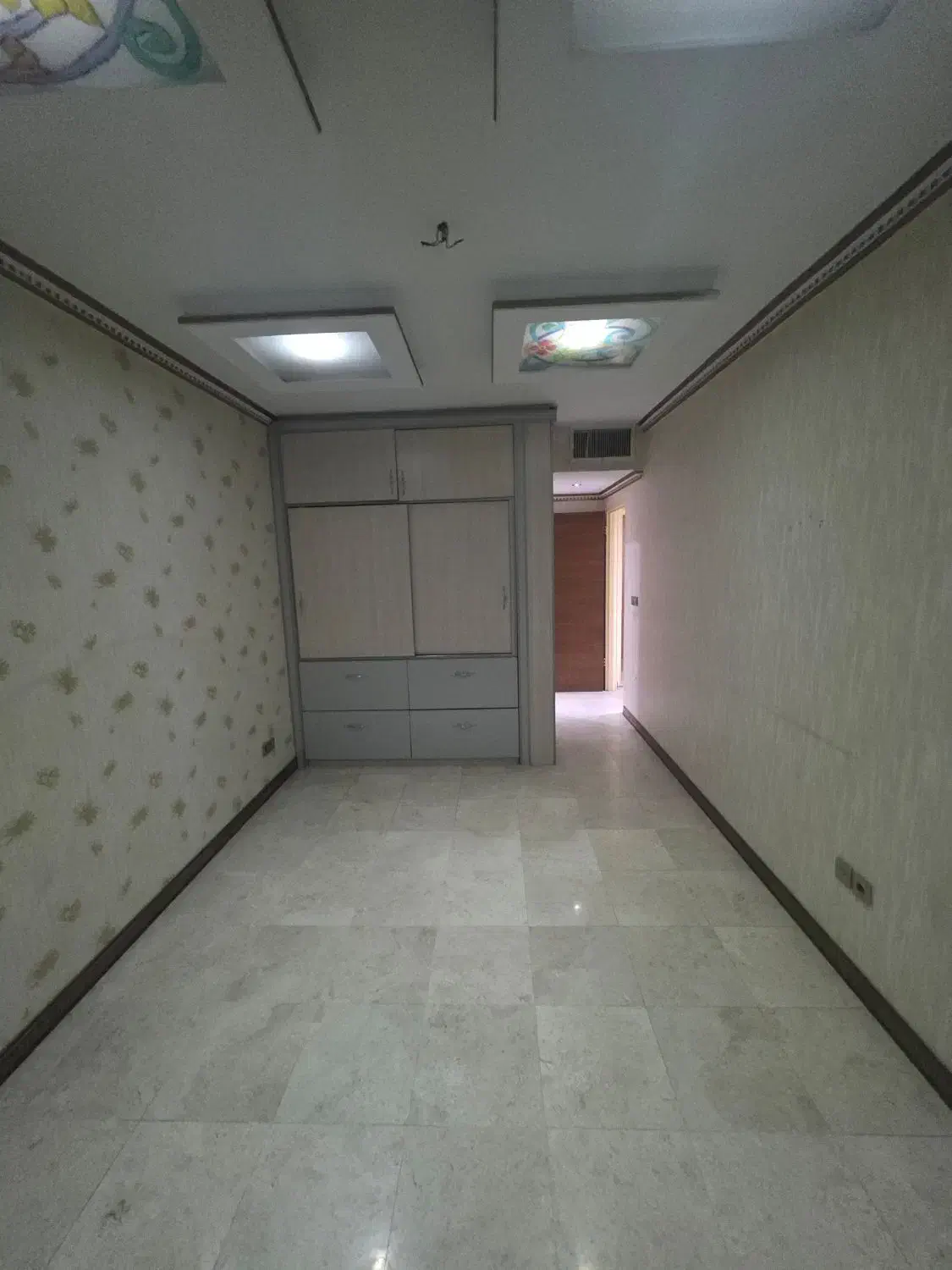 ۱۳۰متر ۲خواب ۵ساله سالن پرده خور خطی رو به آفتاب