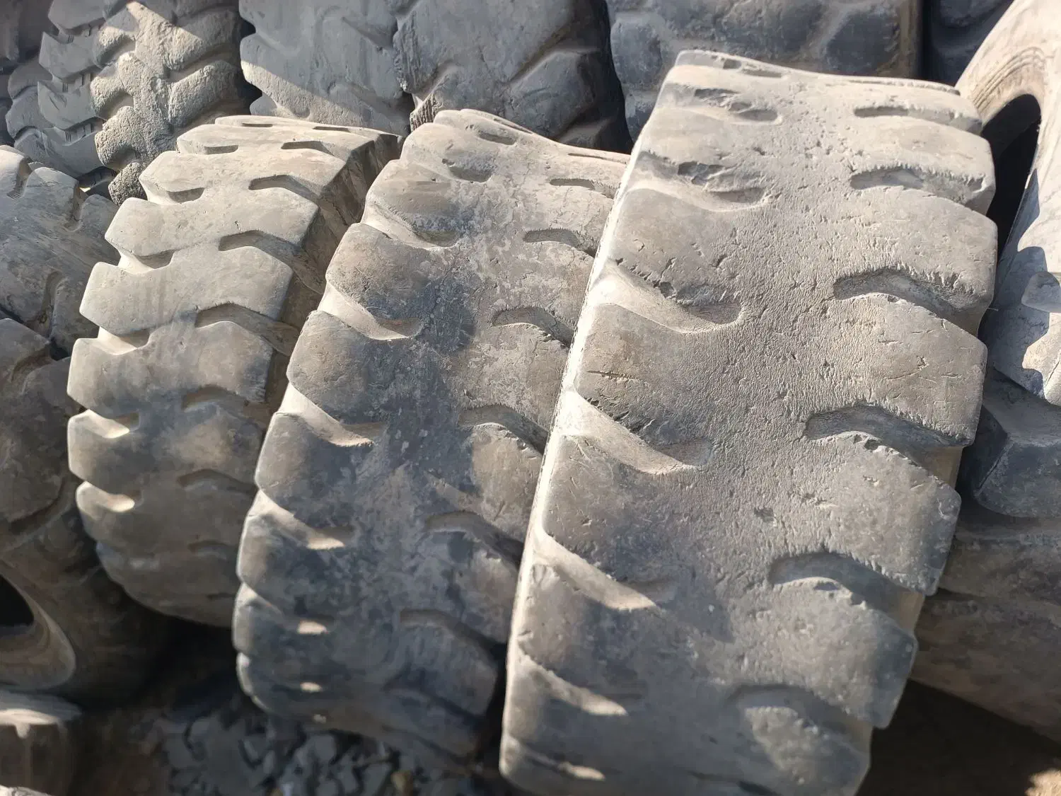 لاستیک لودر 17/5/25 و 20/5/25 سالم موجوده|قطعات یدکی و لوازم جانبی|تهران, اکباتان|دیوار