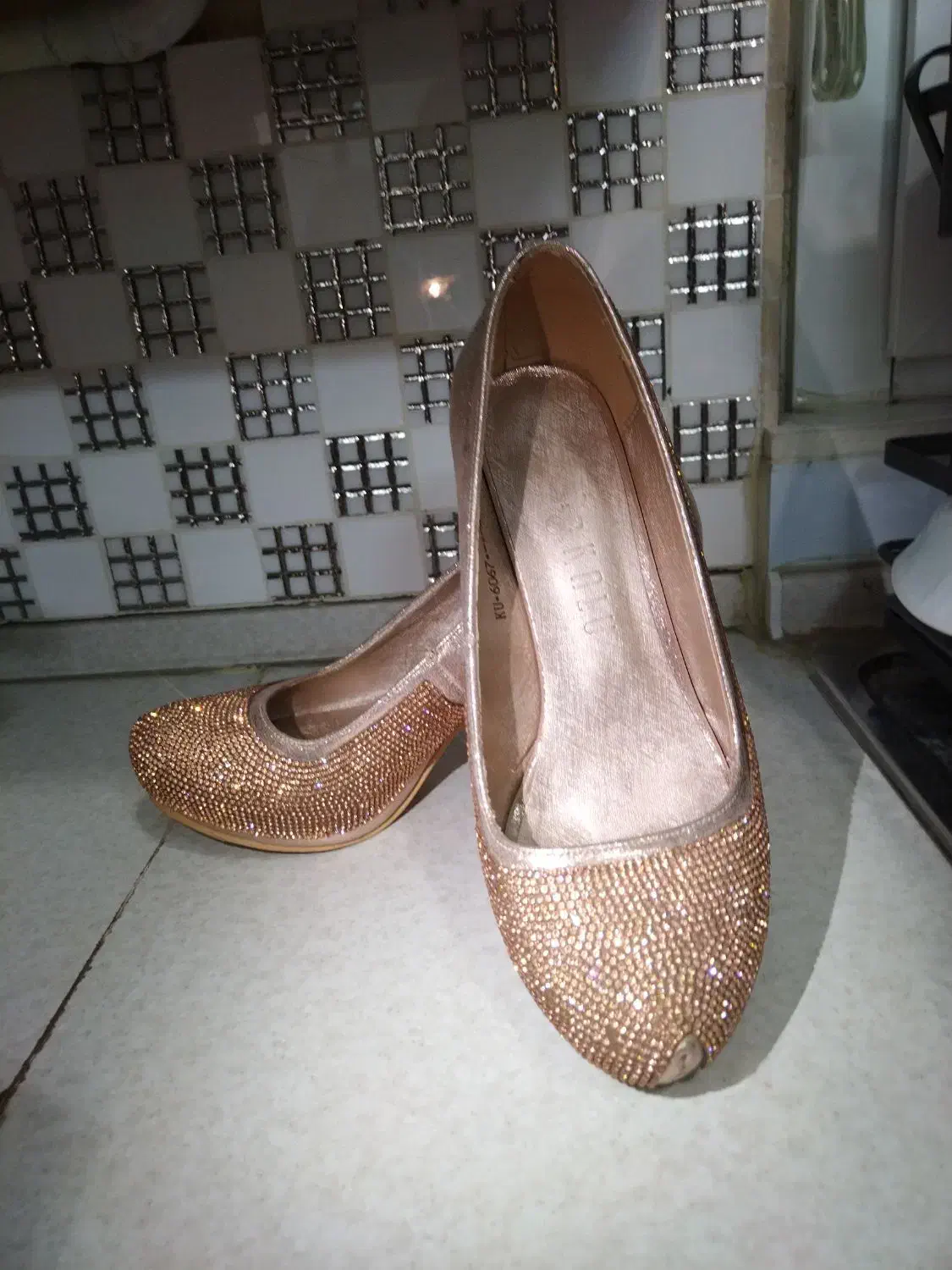 کفش ترک|کیف، کفش، کمربند|زاویه, |دیوار