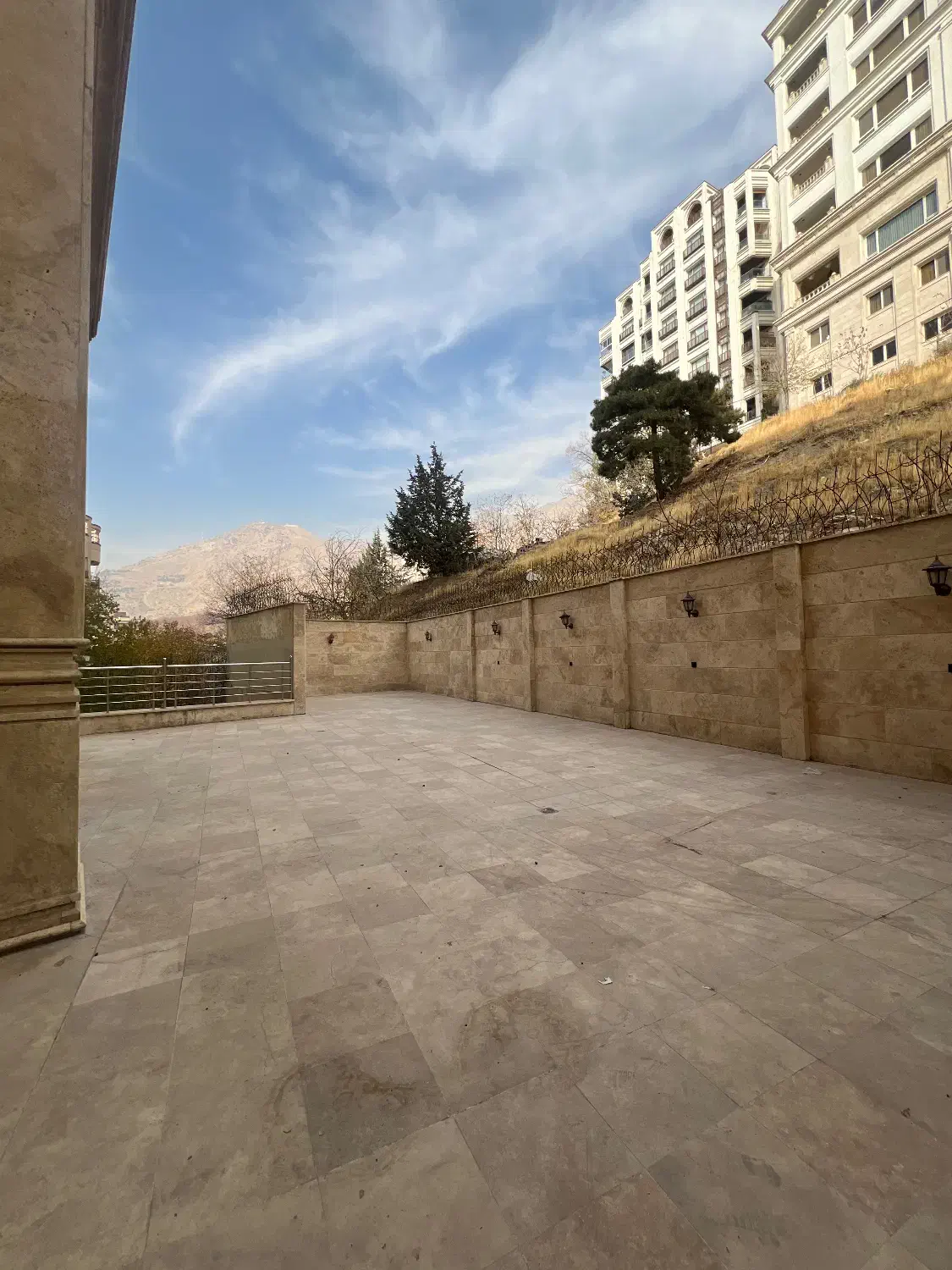 اپارتمان۳۳۰متر۴خواب نیاوران۱۵۰متر حیاط اختصاصی