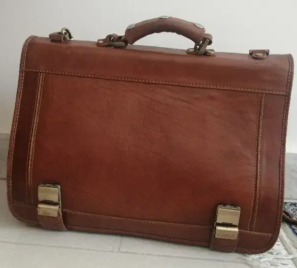 کیف چرمی اداری|کیف، کفش، کمربند|پرند, فاز ۳|دیوار