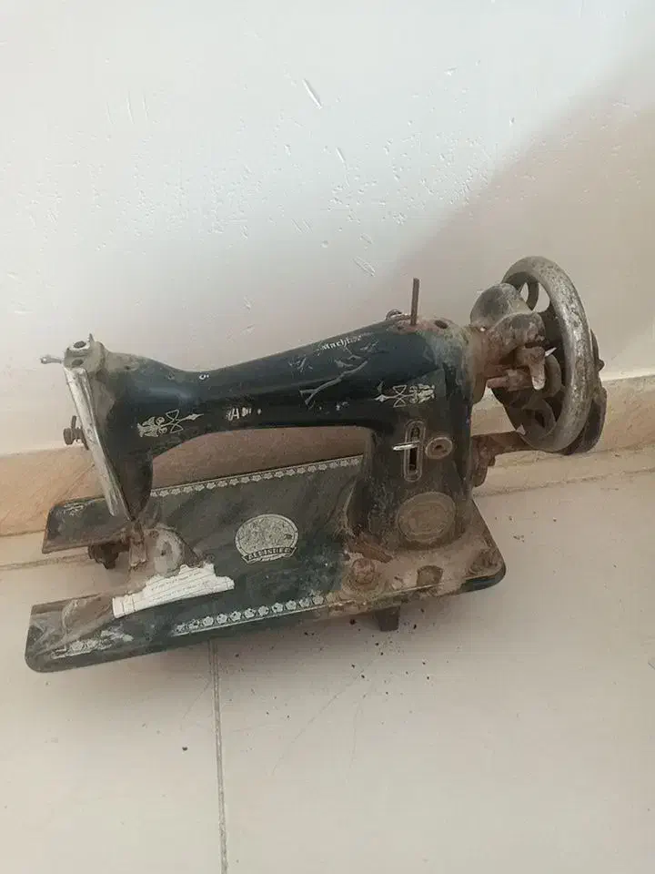 چرخ خیاطی|کلکسیون اشیاء عتیقه|پیشوا, |دیوار