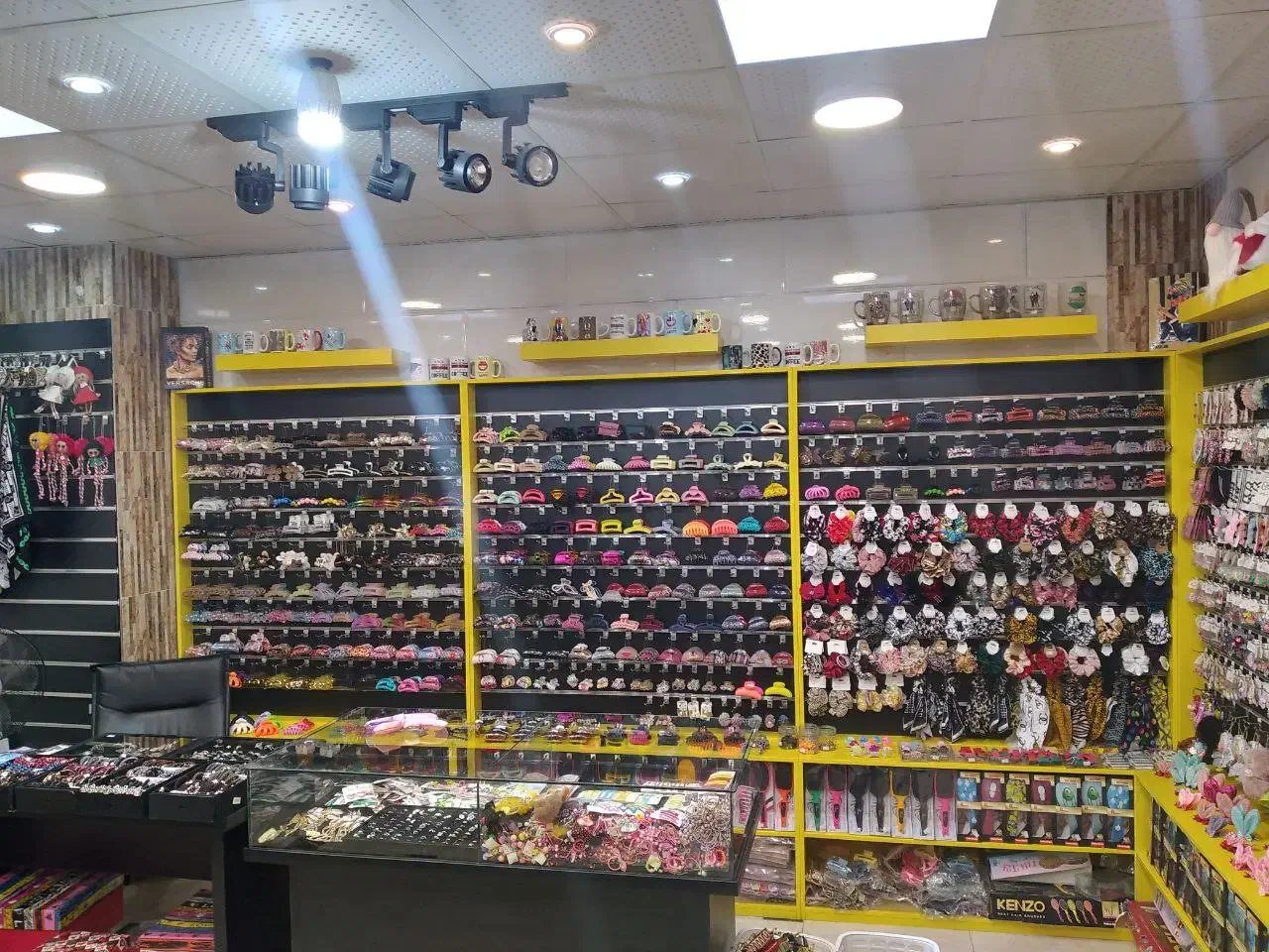 کلیه اجناس و دکور مغازه اکسسوری واگذار می شود|زیورآلات و اکسسوری|دلیجان, |دیوار