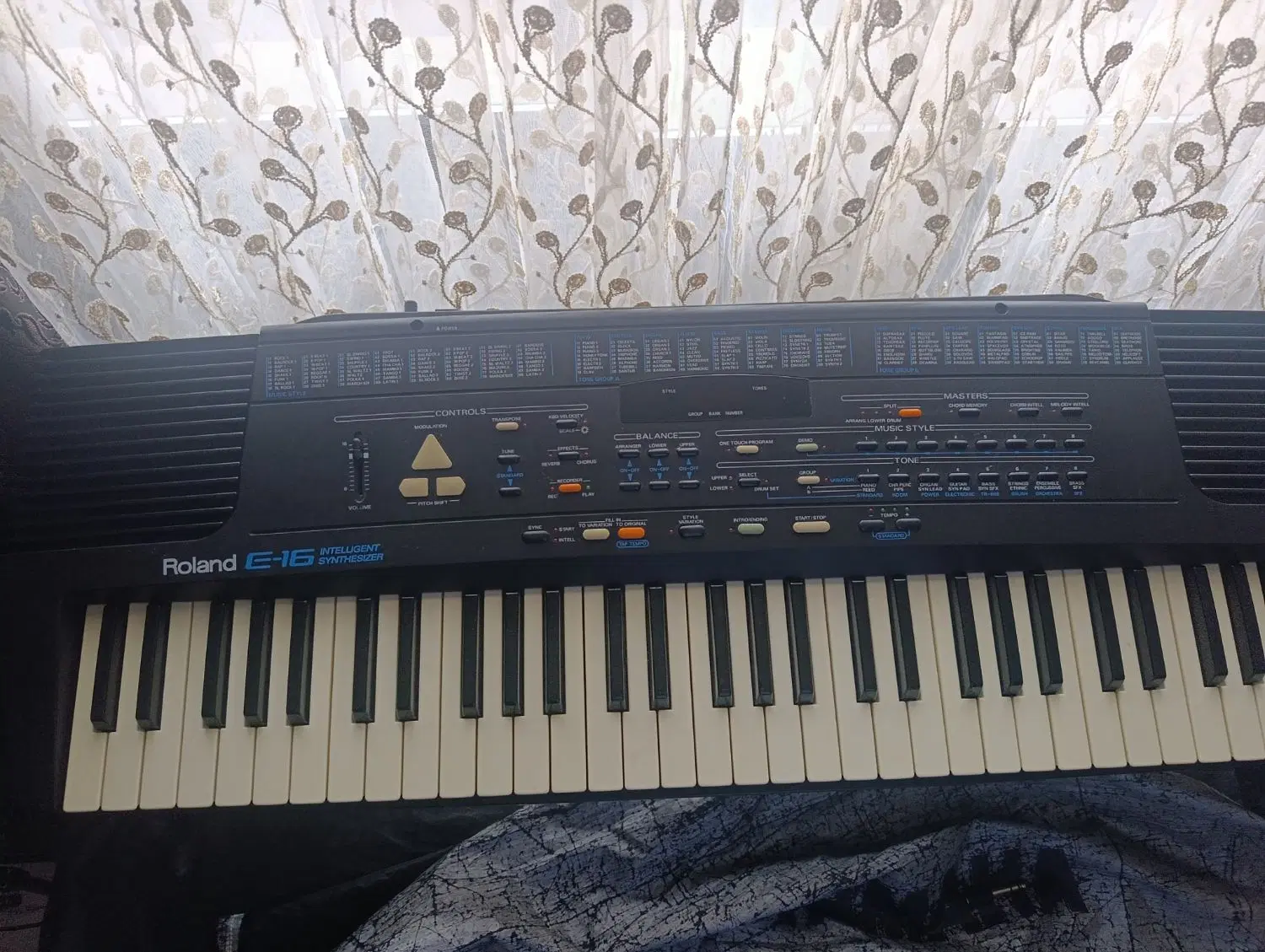 Roland E16|پیانو، کیبورد، آکاردئون|تهران, آبشار تهران (دریاچه)|دیوار