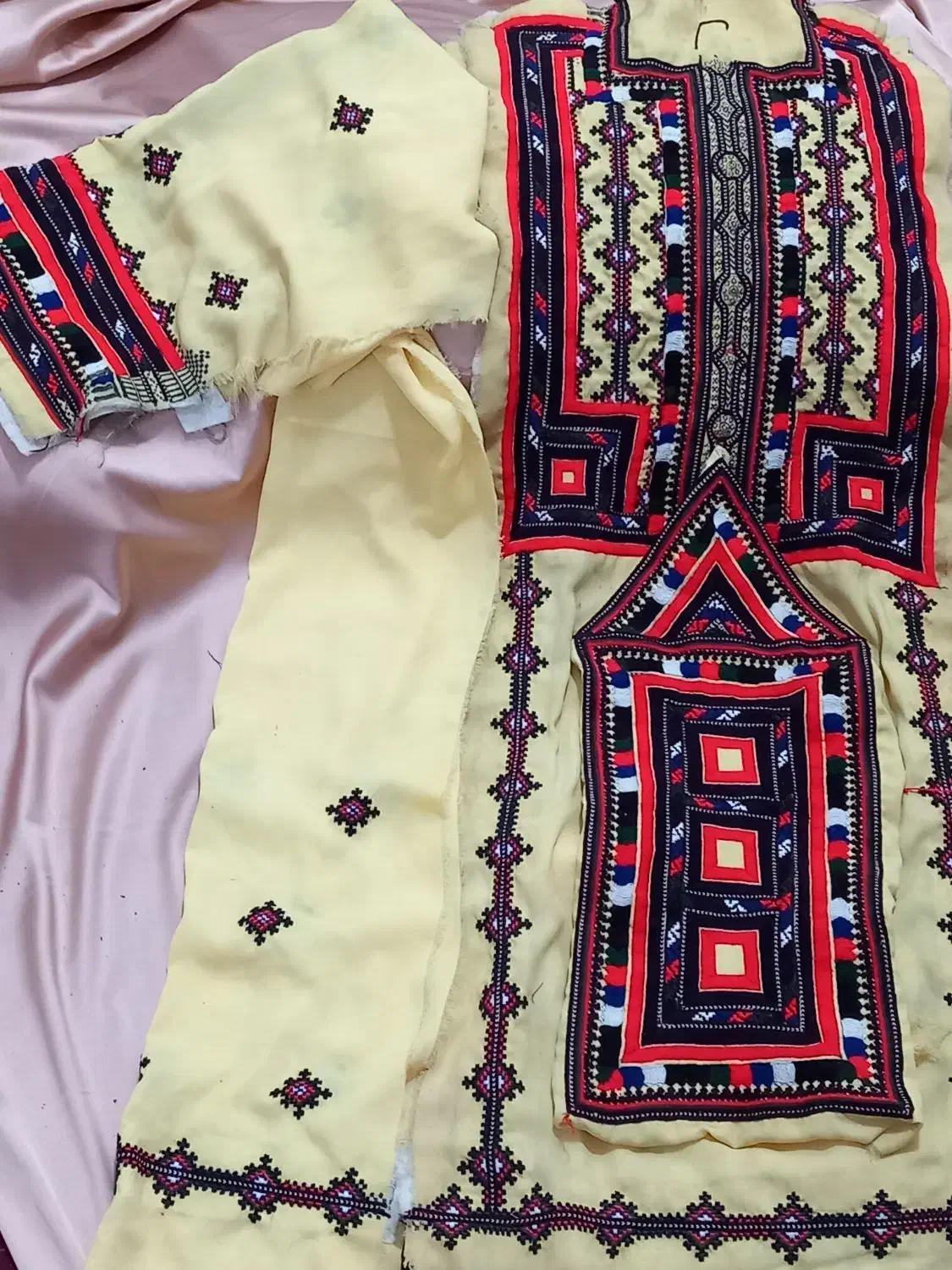 لباس دست دوچ تن نشده|لباس|سراوان, |دیوار