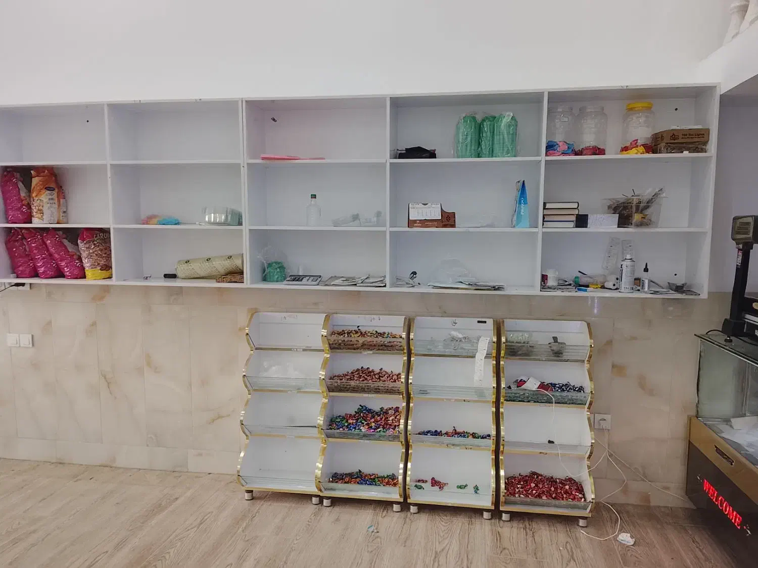 دکور قفسه و استند جا شکلات تمام ام دیف|فروشگاه و مغازه|سیمین شهر, |دیوار