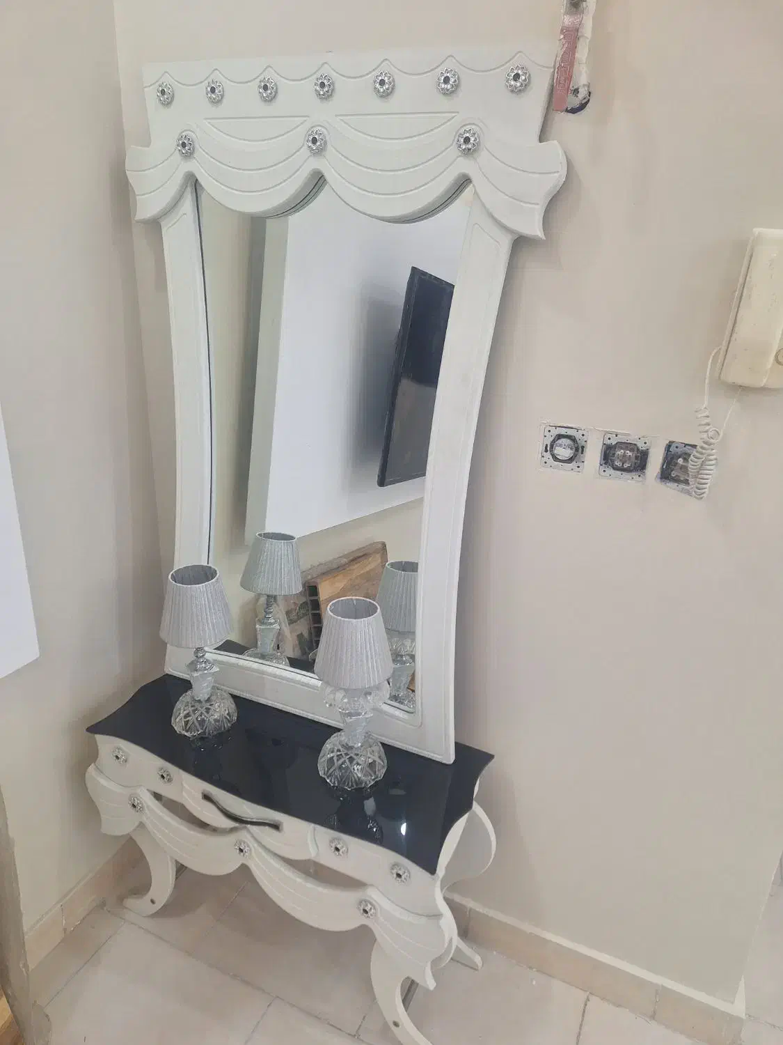 آینه و میز آینه به همراه شمعدانی|بوفه، ویترین، کنسول|پرند, فاز ۵|دیوار