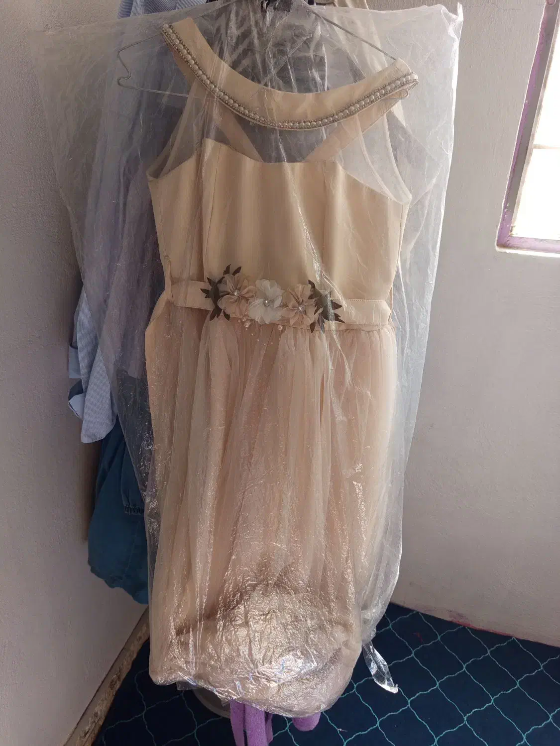 پیراهن شیری دخترونه|لباس|ری, شهادت|دیوار