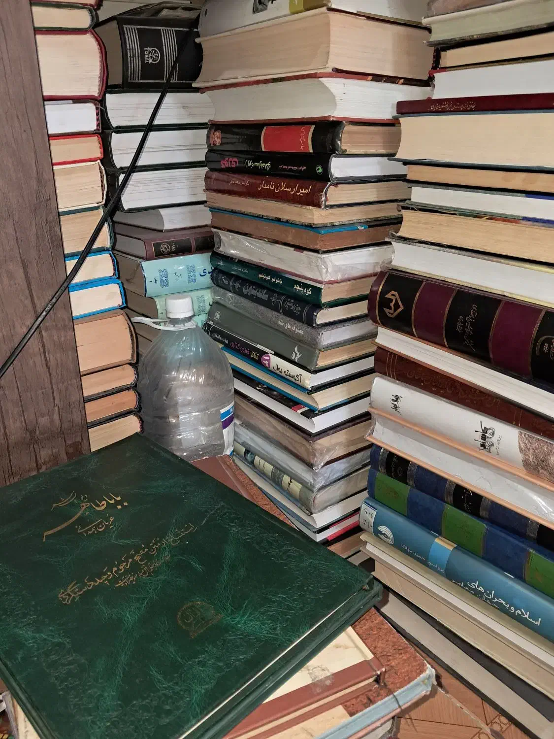 کتابهای نایاب کلکسیونی|کتاب و مجله تاریخی|کرمان, |دیوار