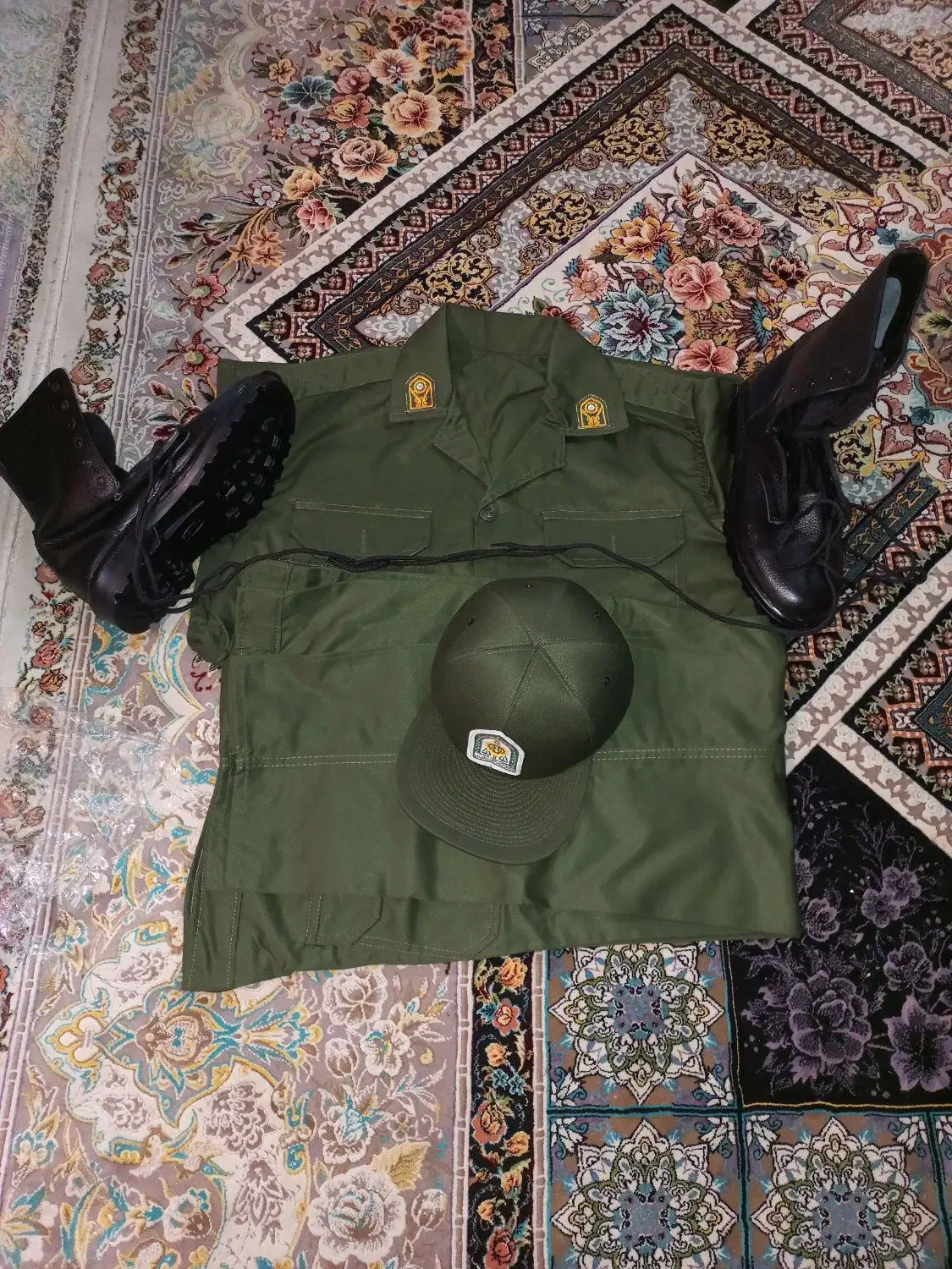 یک دست لباس سربازی|لباس|رشت, استادسرا|دیوار