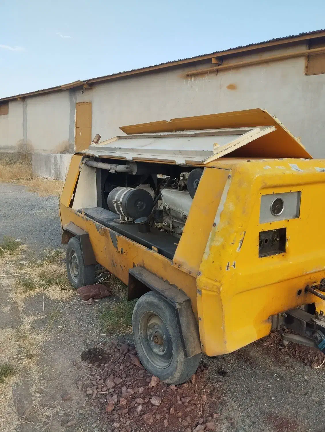 مغنی چاه آب|خدمات پیشه و مهارت|تویسرکان, |دیوار