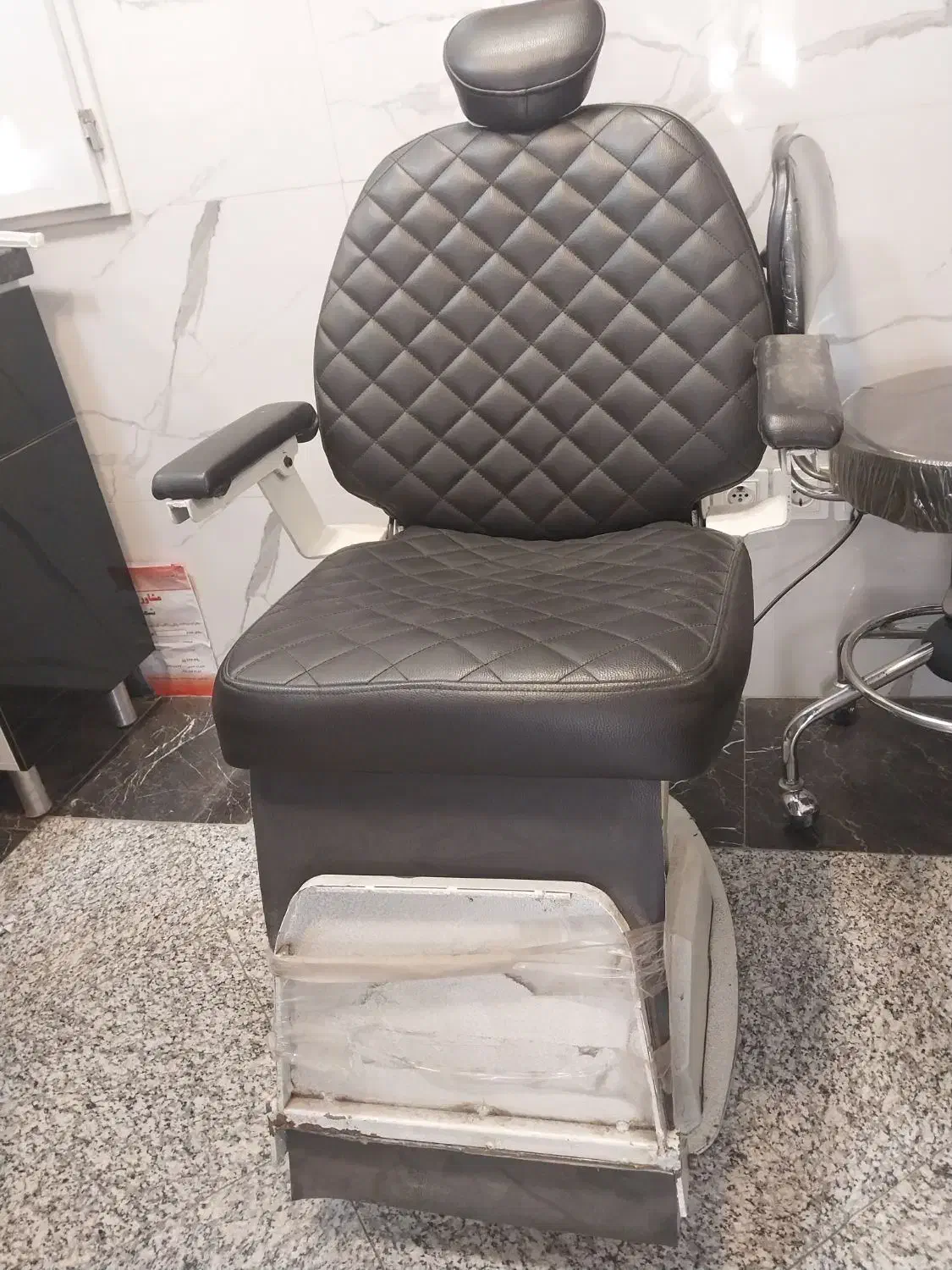 صندلی آرایشگاهی برقی، تمیز و کمکارکرد|آرایشگاه و سالنهای زیبایی|تهران, هلال احمر|دیوار