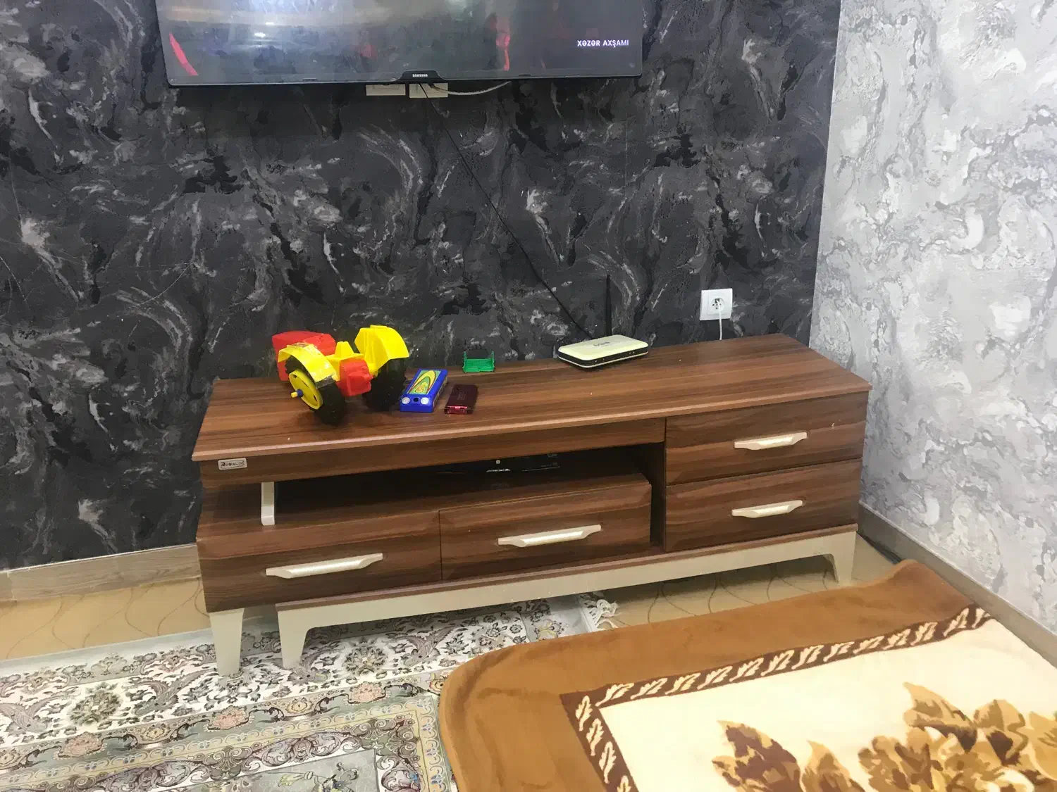 میز تلویزیون محکم و تمیز|میز تلویزیون|پارس‌آباد, |دیوار