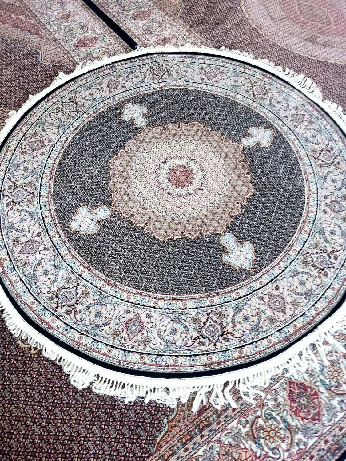 یک تخته فرش ماهی ۱۲۰۰شانه تراکم ۳۶۰۰ در حد نو|فرش|تبریز, |دیوار