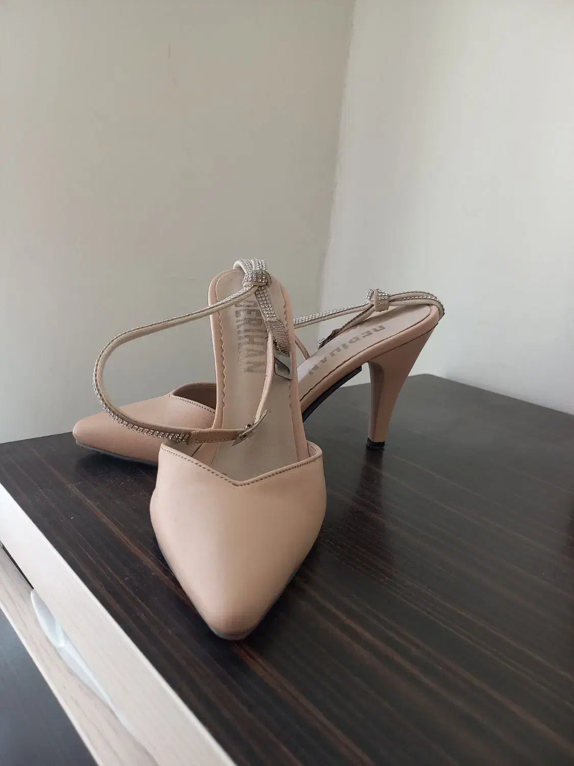 کفش مجلسی|کیف، کفش، کمربند|پرند, فاز ۶|دیوار