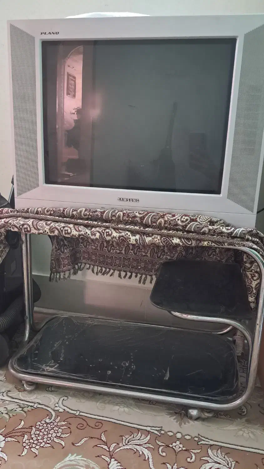 تلویزیون سامسونگ ۲۱ با میز تلویزیون|تلویزیون و پروژکتور|بیرجند, |دیوار